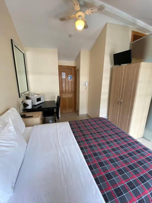 Studio To Let In Covent Garden With Kitchen Лондон Экстерьер фото